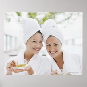 Poster Femmes en peignoirs buvant du thé au spa