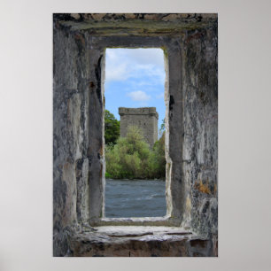 Poster Fenêtre en pierre de Faux encadrant un château éco