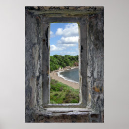 Poster Fenêtre en pierre encadrant une plage et des arbre