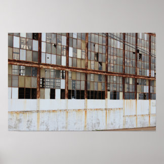 Poster Fenêtres brisées dans un entrepôt d'usine abandonn