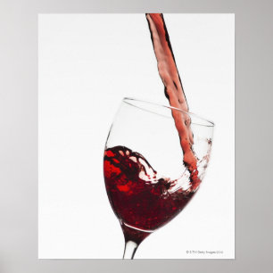 Poster Fermez-vous du vin rouge étant versé dans le verre