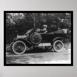Poster Fier femme derrière la roue de sa voiture 1914