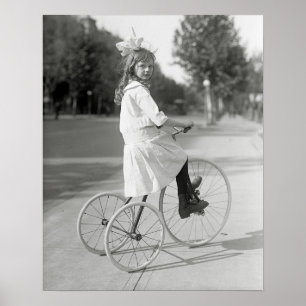 Poster Fille à tricycle, 1917. Photo ancienne