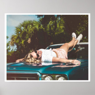 Poster Fille allongée sur la photo de la voiture les anné