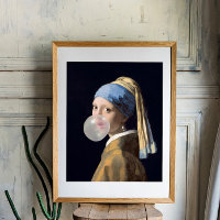 Fille au collier de perles soufflant un chewing-gu
