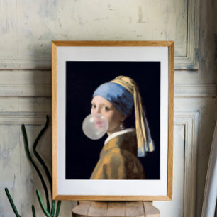 Poster Fille au collier de perles soufflant un chewing-gu