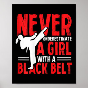 Poster Fille de karaté féminine N'estimez jamais une fill