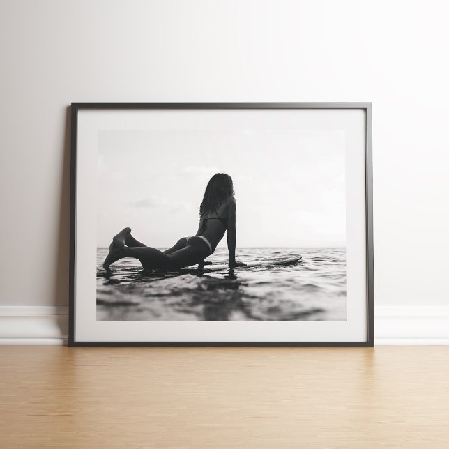Poster Fille de surfeur noire et blanche dans l'océan (Black and White Surfer Girl in the Ocean Poster on floor in black frame)
