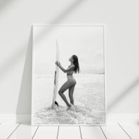 Fille de surfeur noire et blanche sur la plage