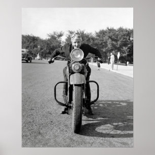 Poster Fille montant Motorcycle, 1937. Photo vintage