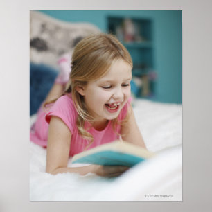Poster Fille s'étendant dans le livre de lecture de lit