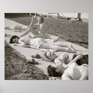 Poster Filles prenant un bain de soleil, 1943. Photo