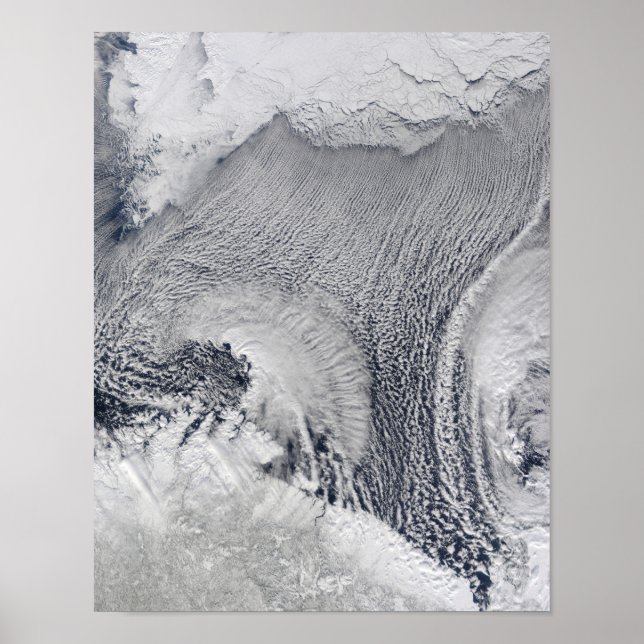 Poster Formes inhabituelles de nuages au-dessus de la mer (Devant)