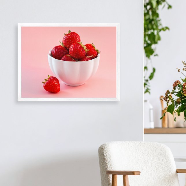 Poster Fraises Rouges Dans Le Bol Blanc Sur Photo Rose (Please note: This image is a digital mockup. The product may not be in scale.)