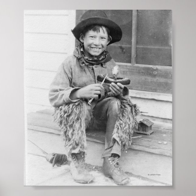 Poster Garçon habillé en cowboy avec jouets (Devant)