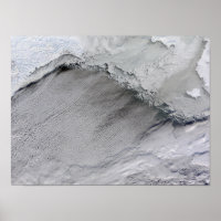 Glace marine et rues nuageuses dans la mer de Béri