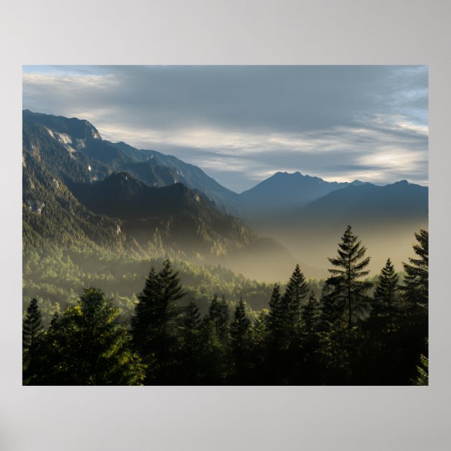 Poster Golden Hour Misty Peaks Evergreen Forest Art (Devant)