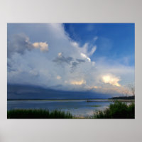 Grande tempête estivale au-dessus de l'eau bleue c