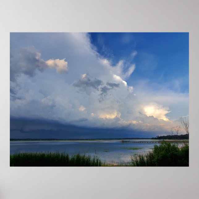 Poster Grande tempête estivale au-dessus de l'eau bleue c (Devant)