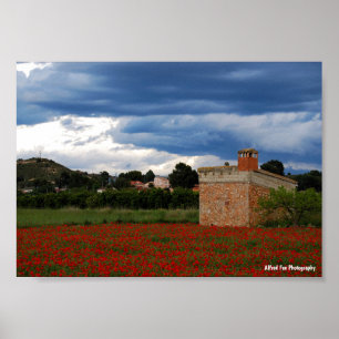 Poster Grange de campagne dans un champ de coquelicots