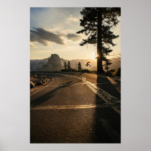 Poster Gray asphalt road near mountain in the morning