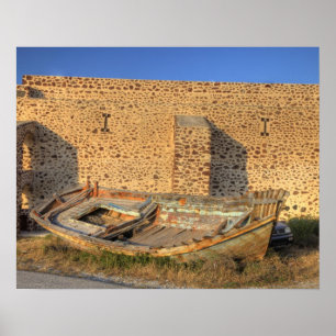 Poster Grèce, Santorin, Oia. Vieux bateau de pêche à sec