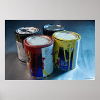 Gros plan de quatre boîtes à peinture