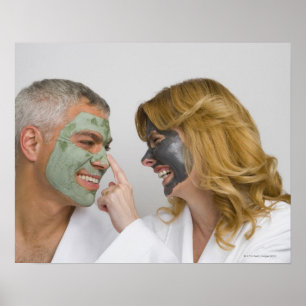 Poster Gros plan d'un couple mature portant des masques f