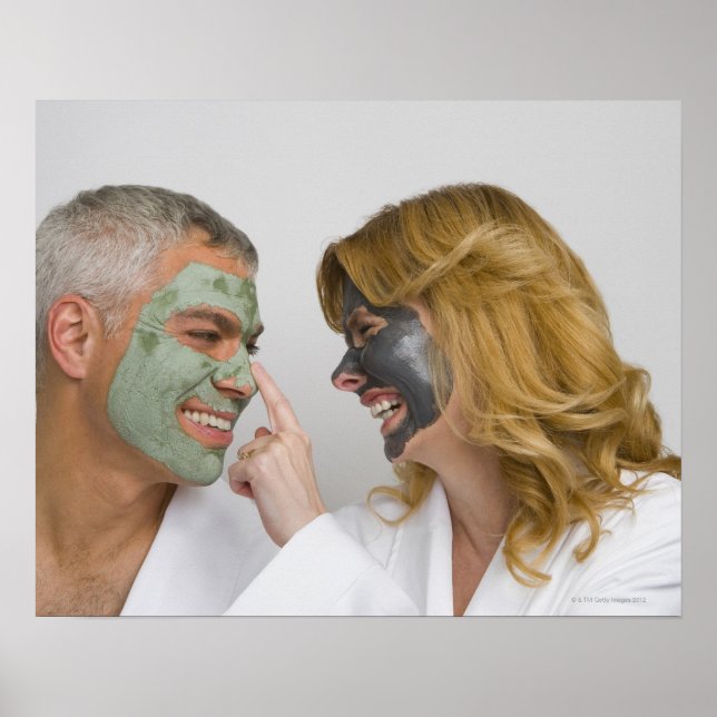 Poster Gros plan d'un couple mature portant des masques f (Devant)
