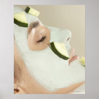 Gros plan d'une jeune femme portant un masque faci