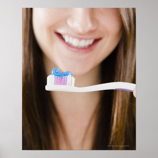 Poster Gros plan d'une jeune femme souriante tenant (Devant)