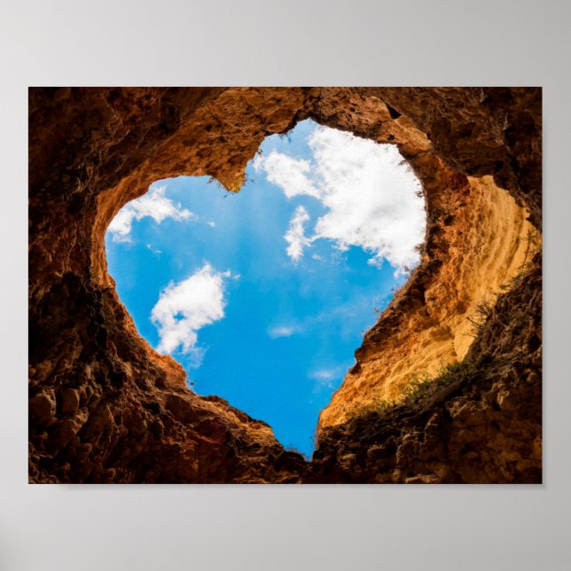 Poster Grotte en forme de coeur s'ouvrant vers le ciel (Devant)