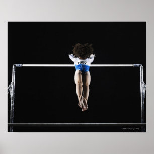 Poster Gymnaste (9-10) atteignant pour des barres inégale