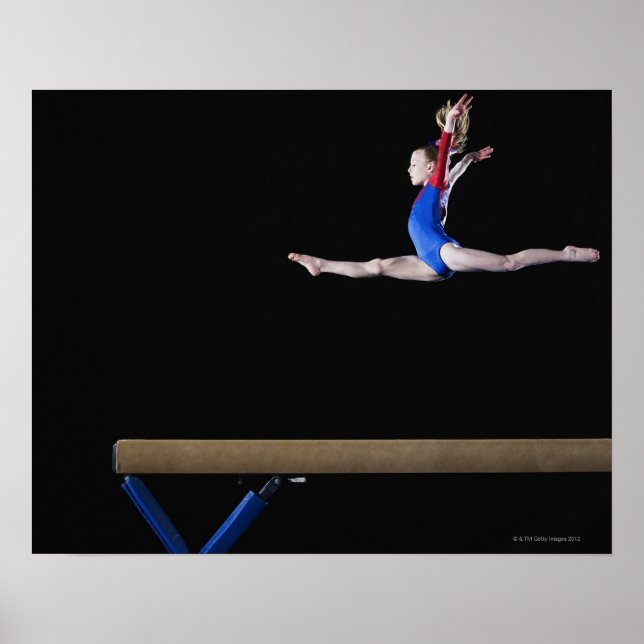 Poster Gymnaste (9-10) sautant sur le poutre d'équilibre  (Devant)