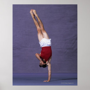 Poster Gymnaste masculin se produisant sur le sol exercic