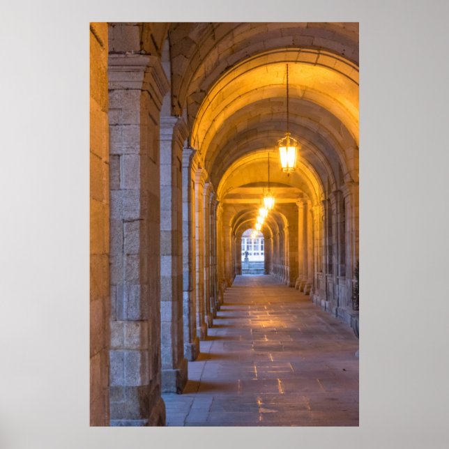 Poster Hall en pierre éclairé par lampe, espagne (Devant)