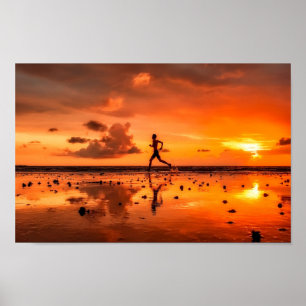 Poster Homme courant sur la plage au coucher du soleil
