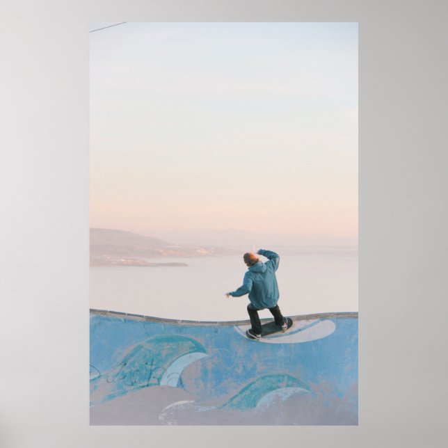 Poster Homme en skate bleu sur mur sur la plage (Devant)