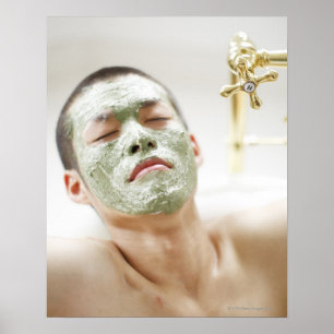 Poster Homme Relaxant dans une baignoire avec masque faci
