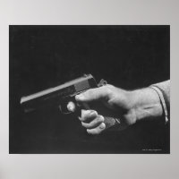 Homme tenant un pistolet