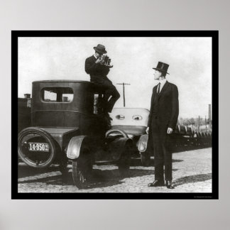 Poster Homme très grand et photographe 1922