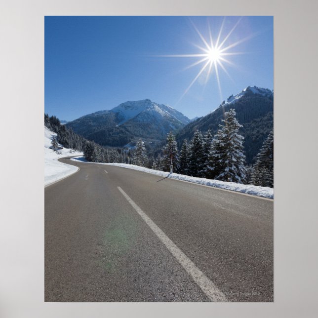 Poster Idyllique route vide à travers un paysage d'hiver, (Devant)