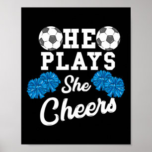 Poster Il joue, elle acclame Soeur Football Frère Cheerl