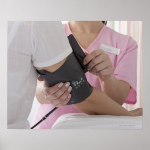 Poster Infirmière prenant la pression artérielle du patie