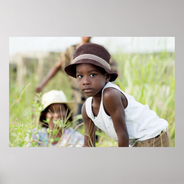 Poster Injured child in the grass. (Devant)