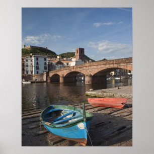 Poster Italie, Sardaigne, Bosa. Vue sur la ville le long 