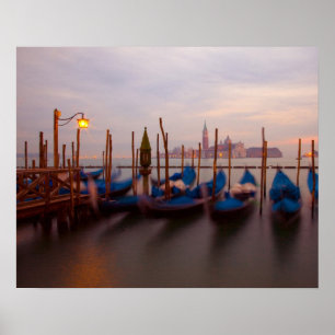 Poster Italie, Venise. Gondoles ancrées au crépuscule.
