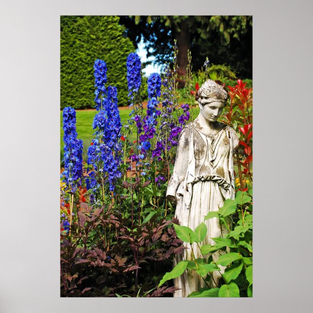 Poster Jardin de delphinium bleu et statue de déesse grec (Devant)