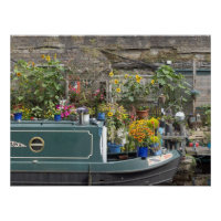 Jardin fleuri et bateau étroit