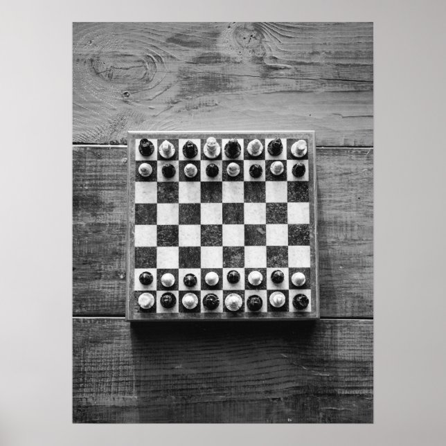 Poster Jeu du jeu d'échecs sur table en bois rustique (Devant)